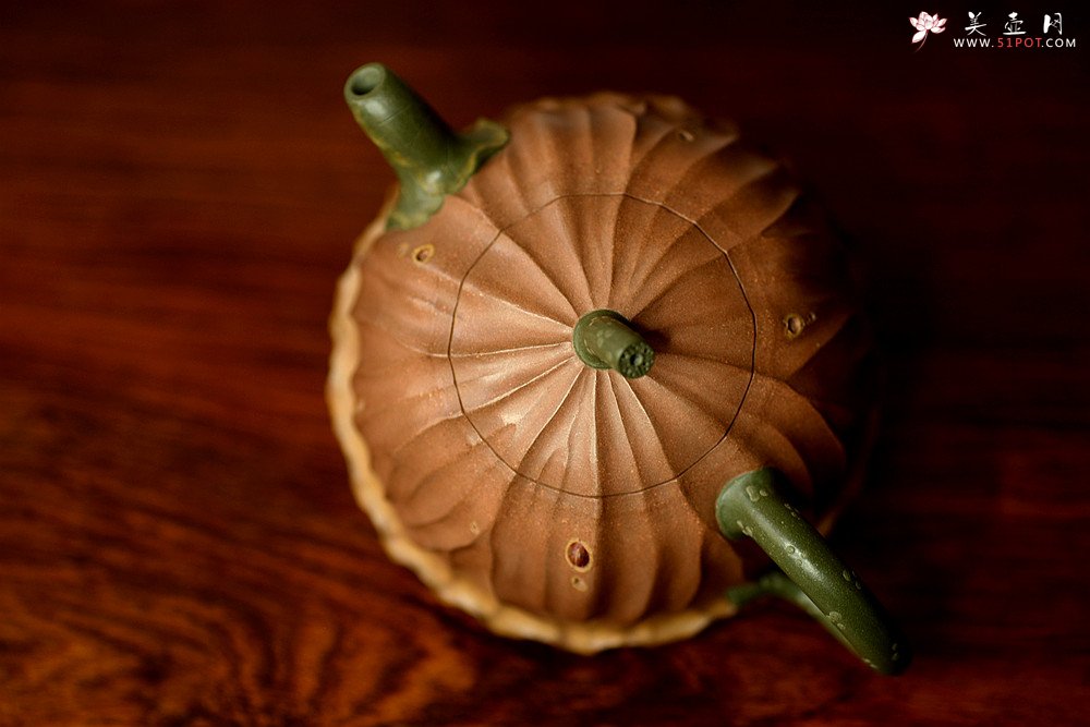 紫砂壶图片：文气十足 意境深远 秋日残荷 孙伟强张新亚合作 - 宜兴紫砂壶网