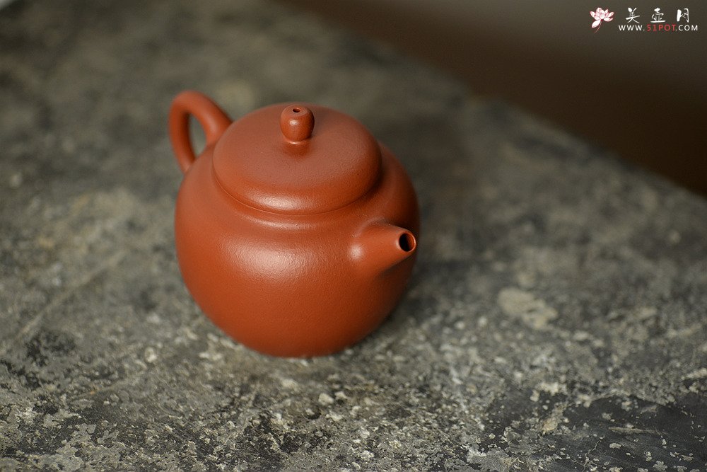 紫砂壶图片：简练素雅 高旭峰款 线条流畅 全手朱泥静月 - 宜兴紫砂壶网