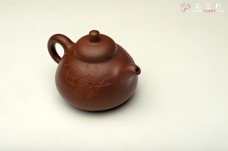 紫砂壶图片：何健作品 毛国强装饰 全手三足乳鼎 强强联合 值得珍藏~ - 宜兴紫砂壶网