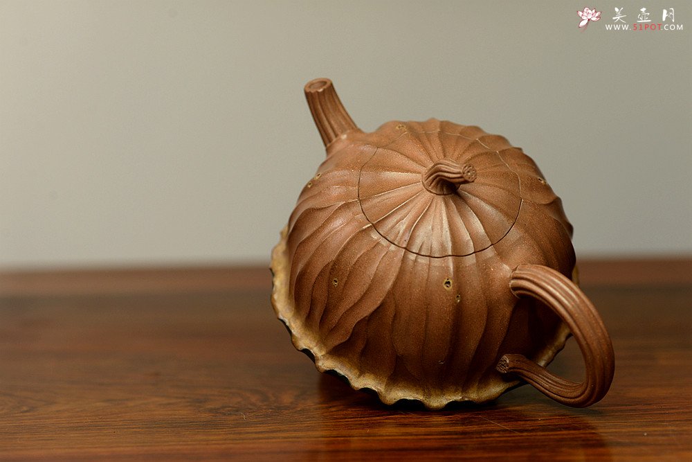 紫砂壶图片：文气十足 意境深远 秋日残荷 孙伟强张新亚合作 - 宜兴紫砂壶网