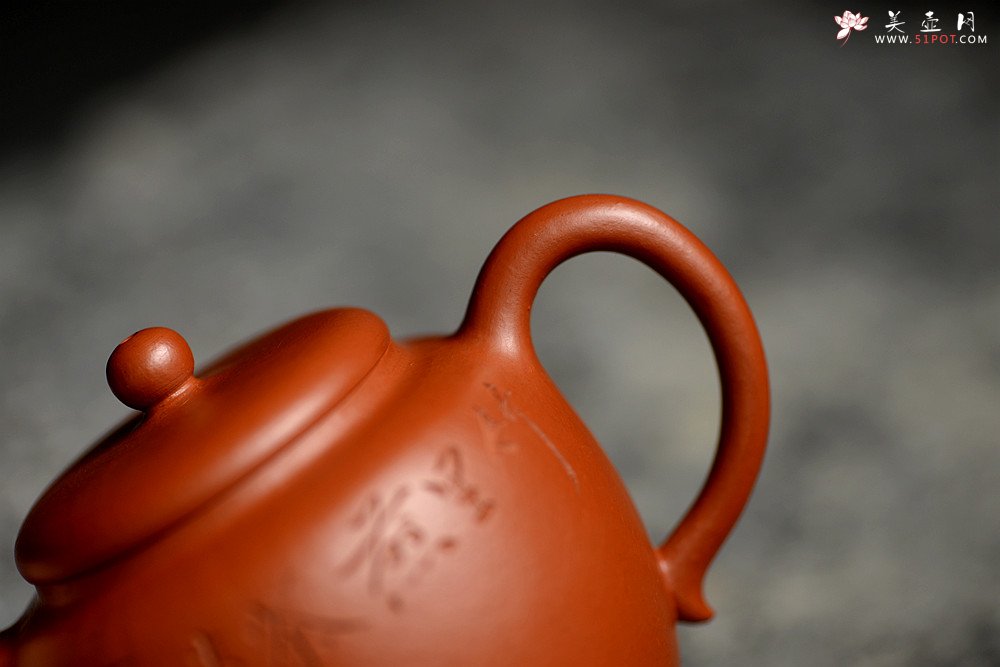 紫砂壶图片：简练素雅 高旭峰款 线条流畅 全手朱泥静月 许频频装饰 - 宜兴紫砂壶网