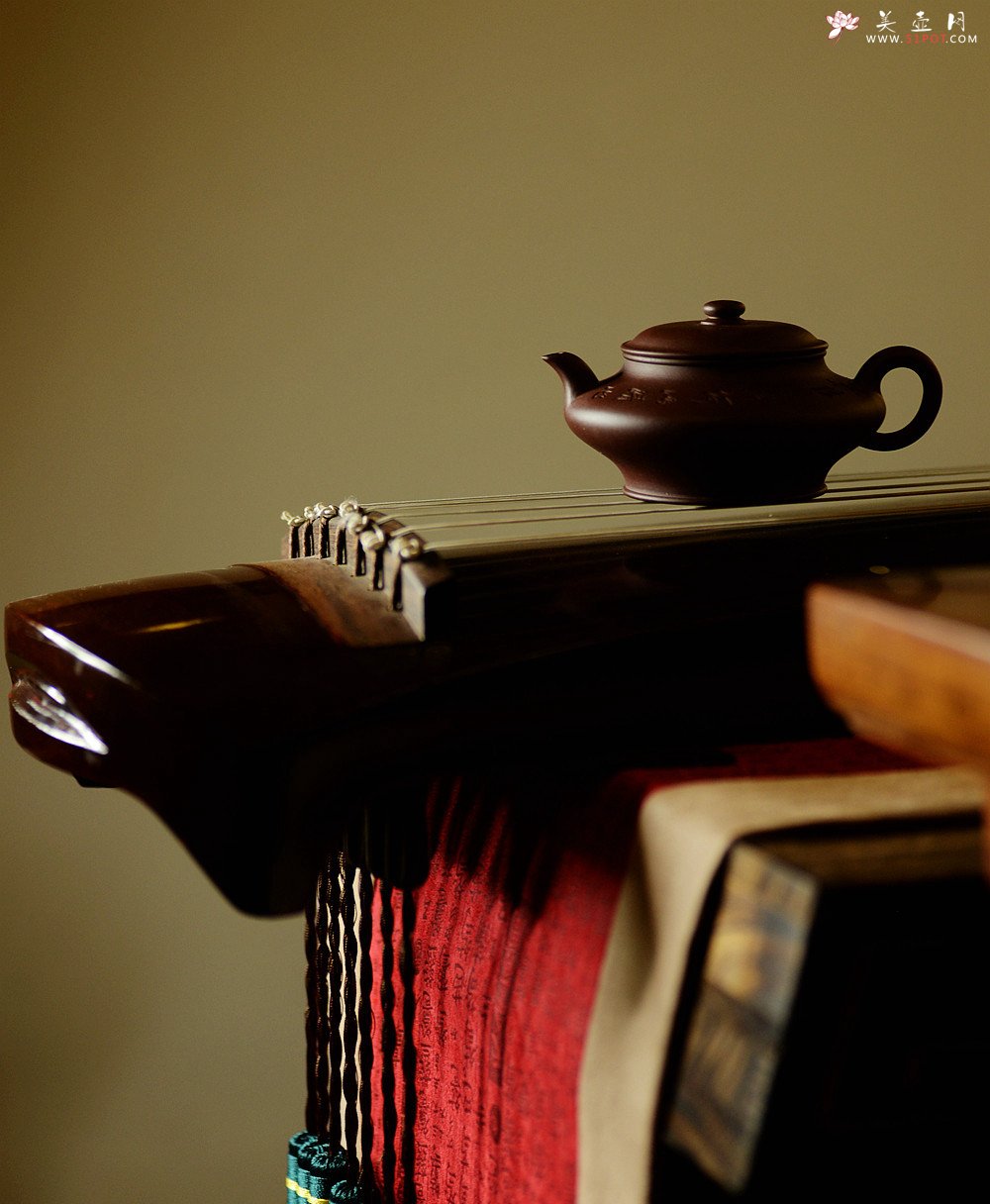 紫砂壶图片：瞿斌近作 黄玲玲装饰 文雅秀气 精致小虚扁 无弦之琴何以清心唯一净字可得 - 宜兴紫砂壶网