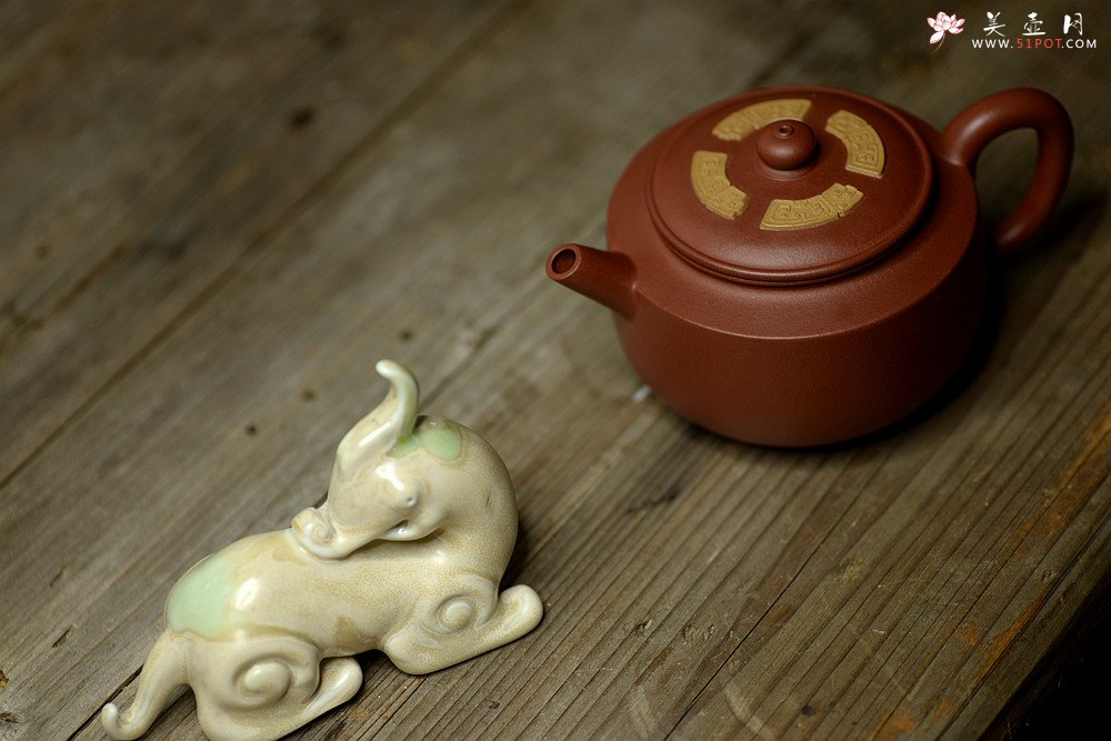 紫砂壶图片：储俊伟最新力作  古朴典雅 全手合璧 - 宜兴紫砂壶网