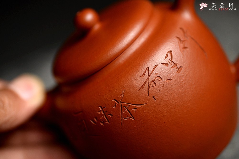 紫砂壶图片：简练素雅 高旭峰款 线条流畅 全手朱泥静月 许频频装饰 - 宜兴紫砂壶网