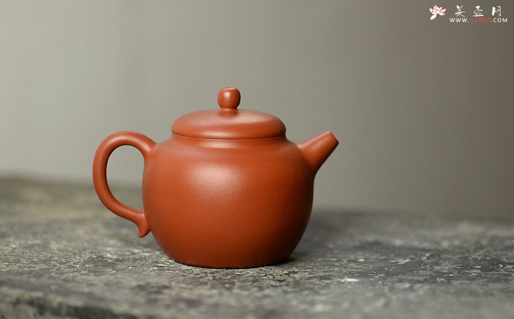 紫砂壶图片：简练素雅 高旭峰款 线条流畅 全手朱泥静月 - 宜兴紫砂壶网