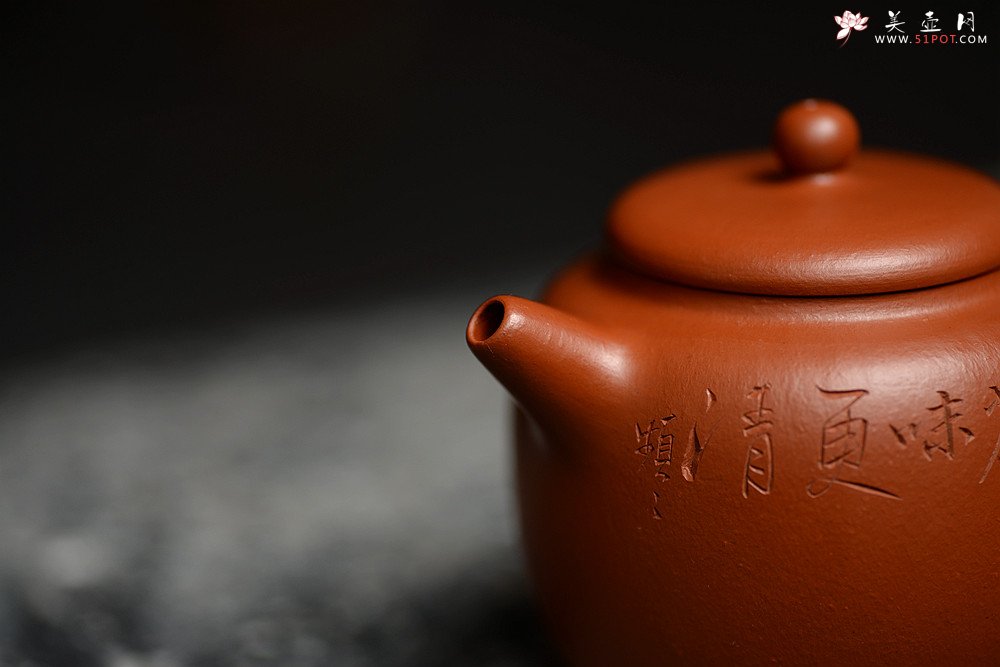 紫砂壶图片：简练素雅 高旭峰款 线条流畅 全手朱泥静月 许频频装饰 - 宜兴紫砂壶网