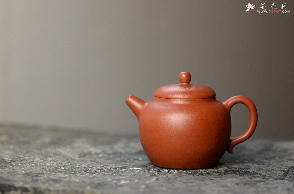 紫砂壶图片：简练素雅 高旭峰款 线条流畅 全手朱泥静月 - 宜兴紫砂壶网