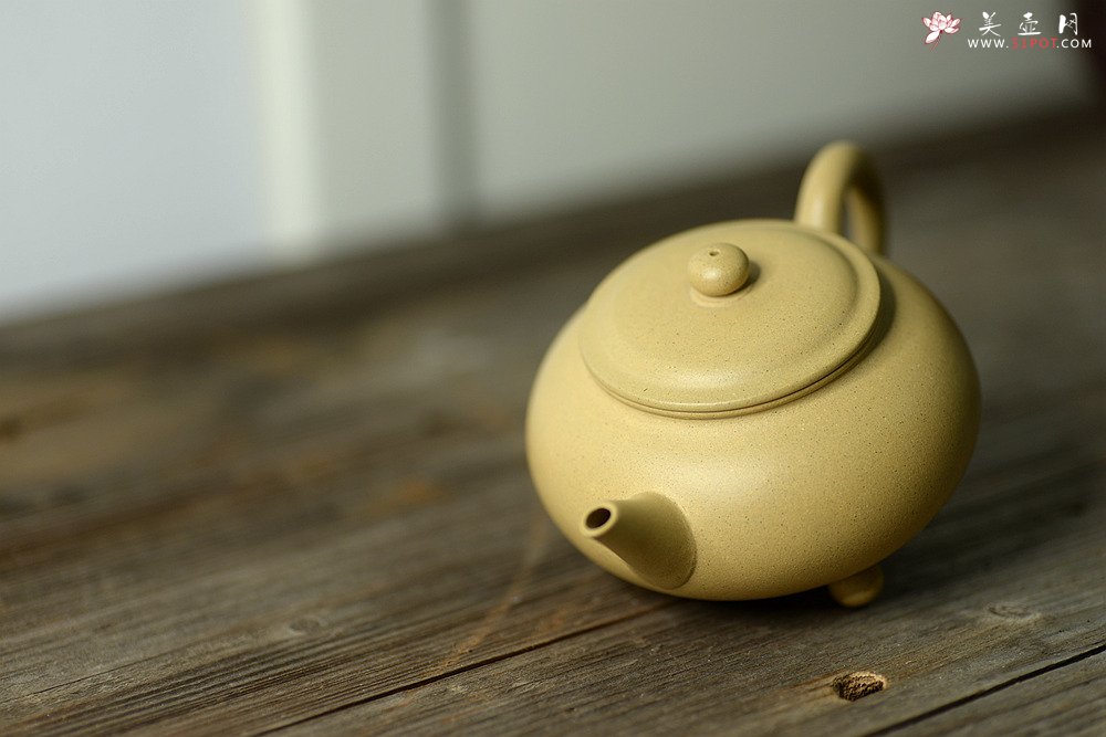 紫砂壶图片： 饱满素雅  温润如玉 全手三足水平  - 宜兴紫砂壶网
