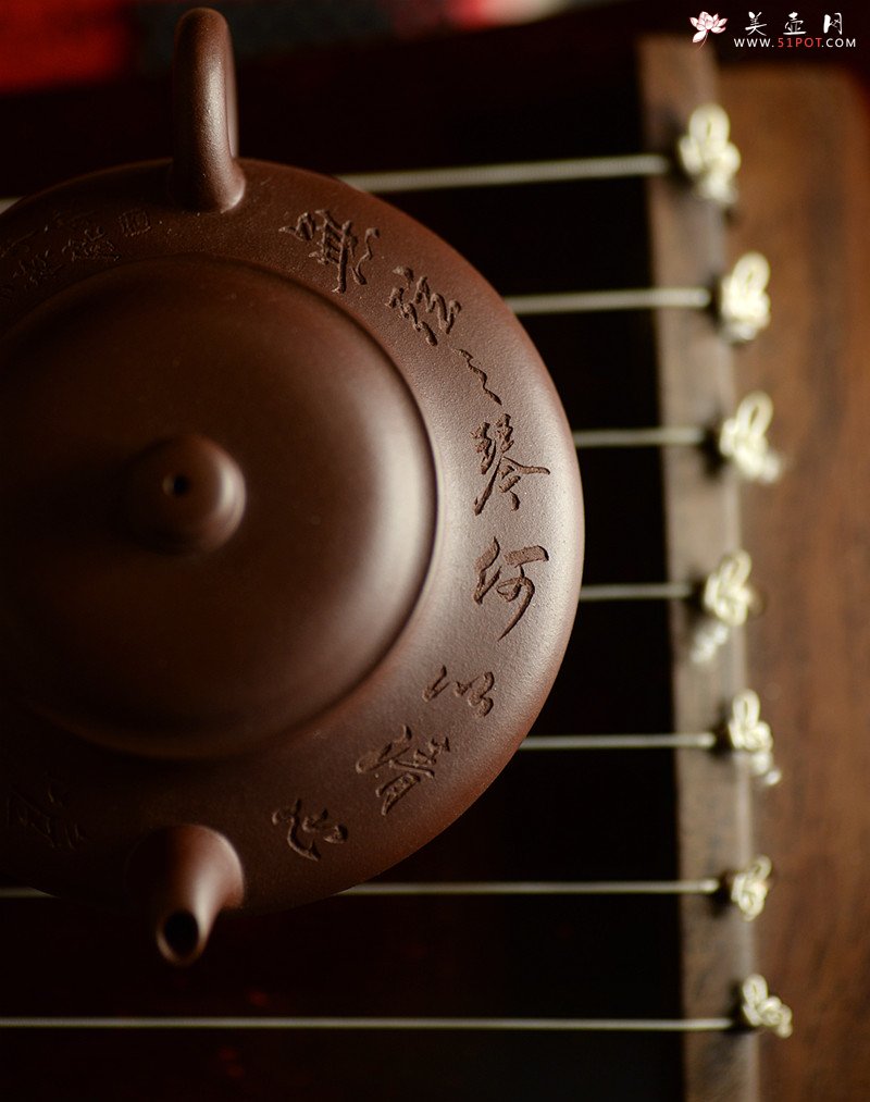 紫砂壶图片：瞿斌近作 黄玲玲装饰 文雅秀气 精致小虚扁 无弦之琴何以清心唯一净字可得 - 宜兴紫砂壶网