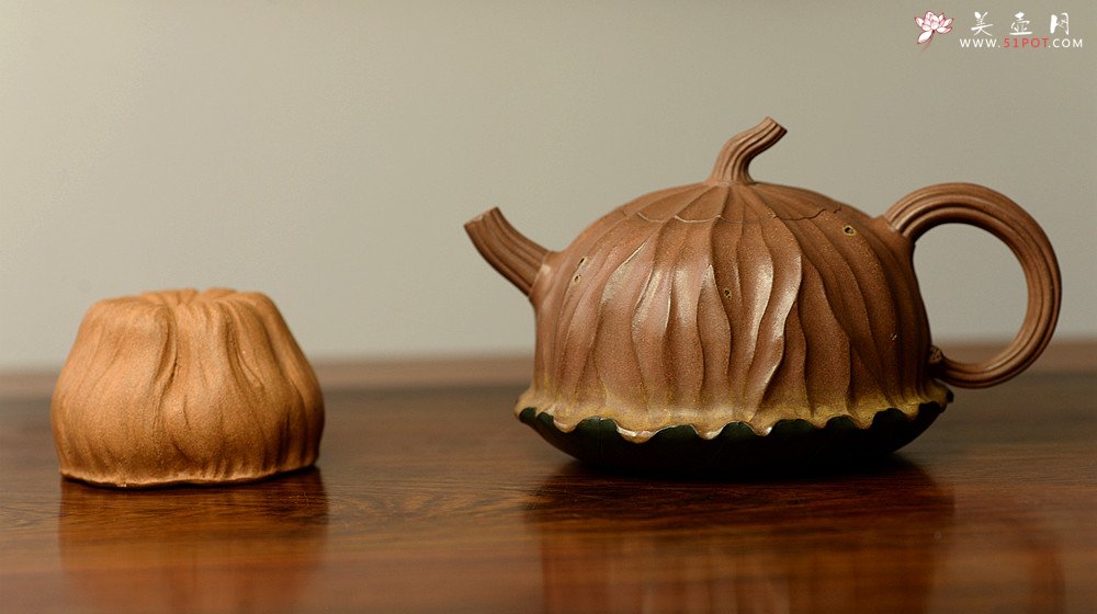 紫砂壶图片：文气十足 意境深远 秋日残荷 孙伟强张新亚合作 - 宜兴紫砂壶网
