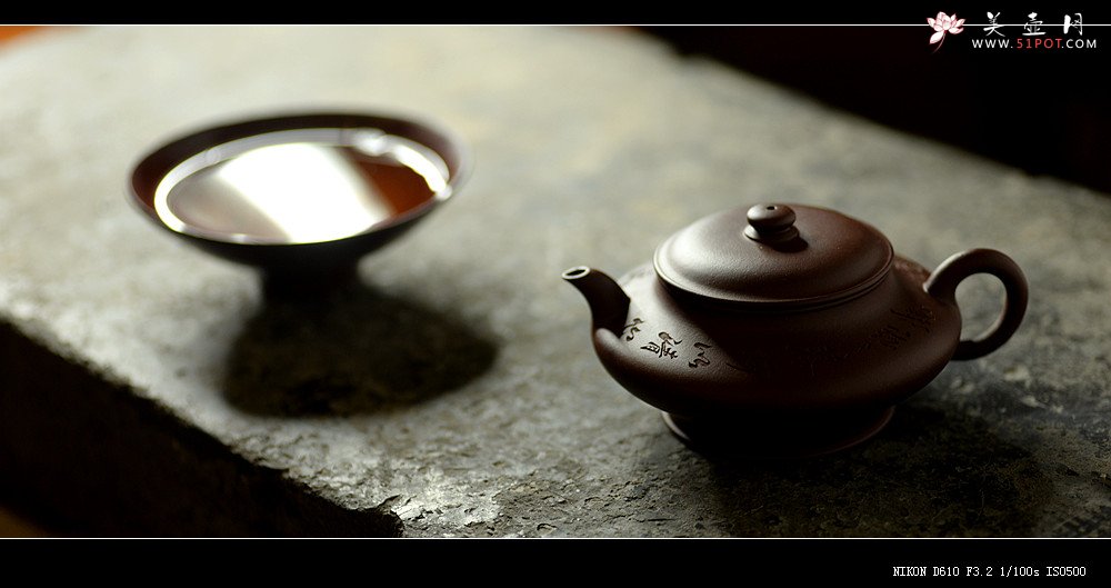 紫砂壶图片：瞿斌近作 黄玲玲装饰 文雅秀气 精致小虚扁 无弦之琴何以清心唯一净字可得 - 宜兴紫砂壶网