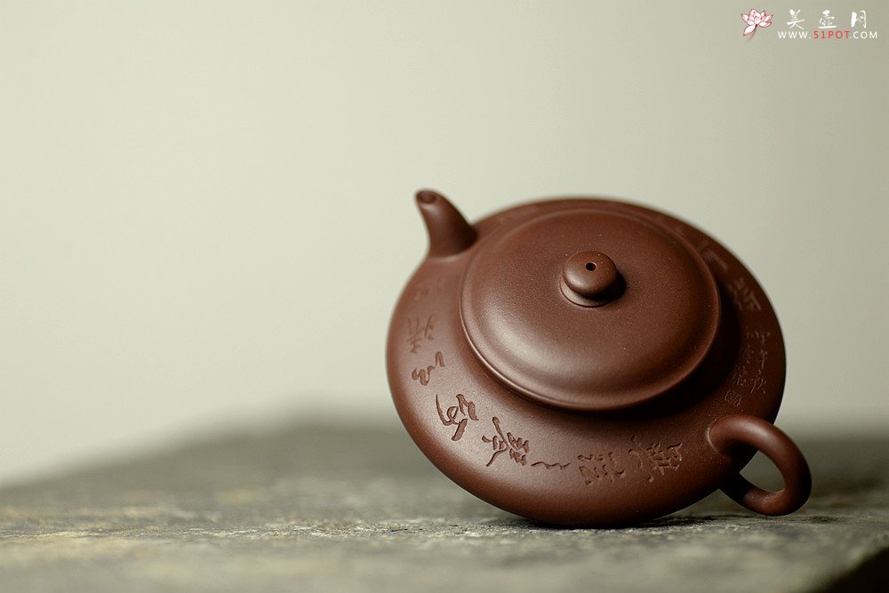 紫砂壶图片：瞿斌近作 黄玲玲装饰 文雅秀气 精致小虚扁 无弦之琴何以清心唯一净字可得 - 宜兴紫砂壶网