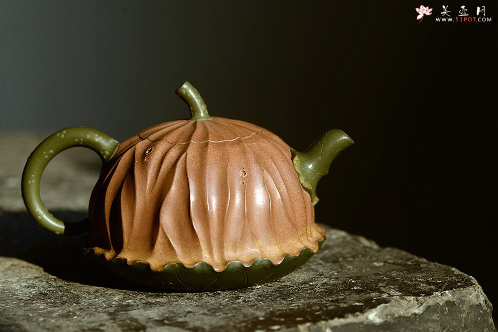 紫砂壶图片：文气十足 意境深远 秋日残荷 孙伟强张新亚合作 - 宜兴紫砂壶网
