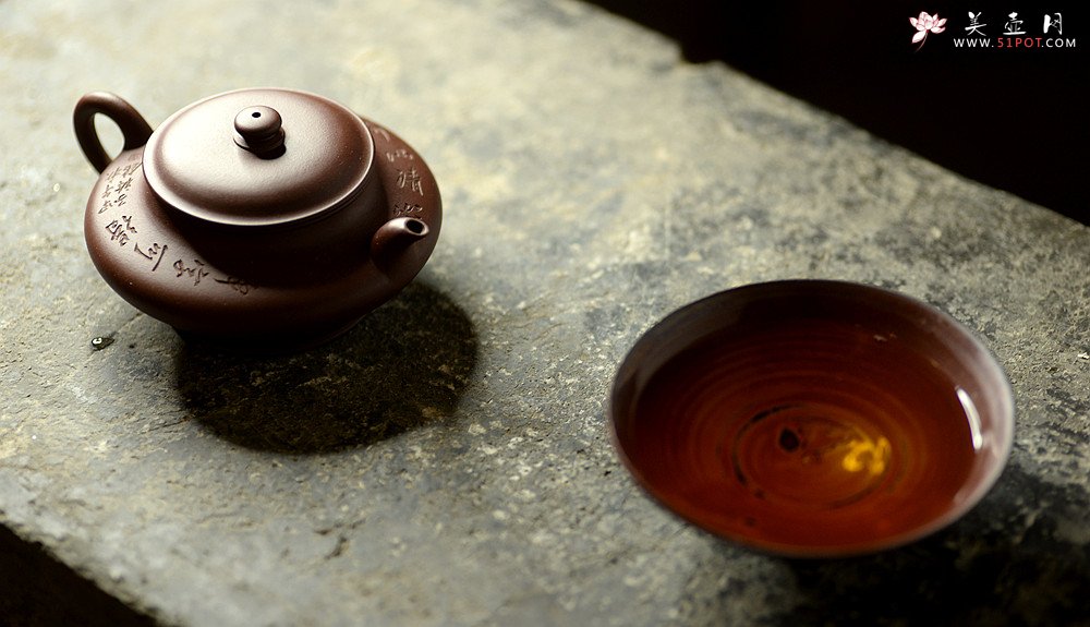 紫砂壶图片：瞿斌近作 黄玲玲装饰 文雅秀气 精致小虚扁 无弦之琴何以清心唯一净字可得 - 宜兴紫砂壶网