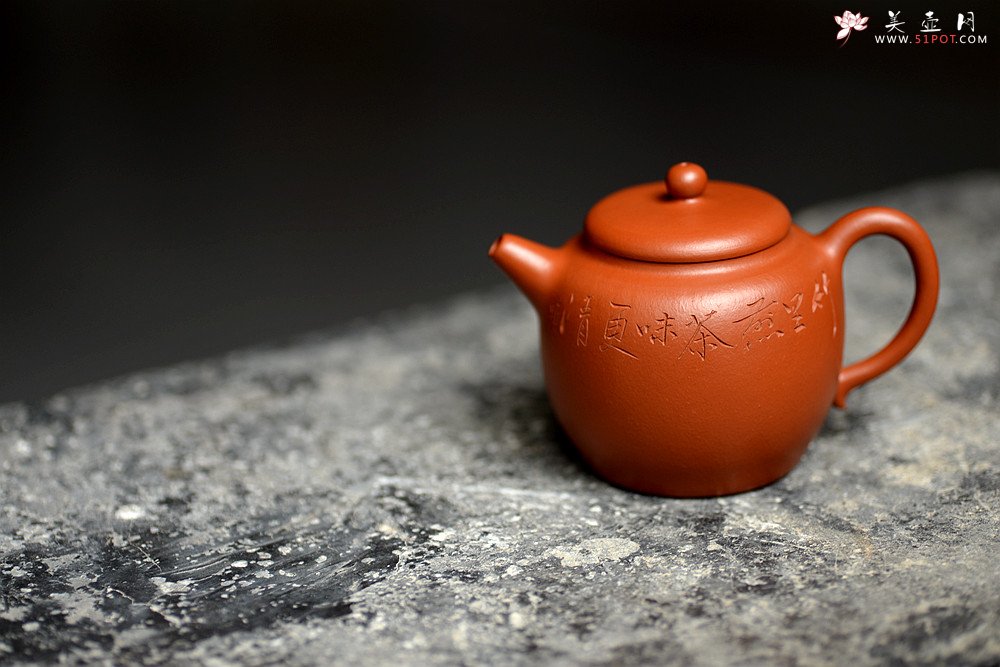 紫砂壶图片：简练素雅 高旭峰款 线条流畅 全手朱泥静月 许频频装饰 - 宜兴紫砂壶网