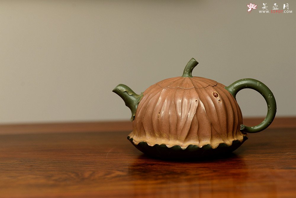 紫砂壶图片：文气十足 意境深远 秋日残荷 孙伟强张新亚合作 - 宜兴紫砂壶网