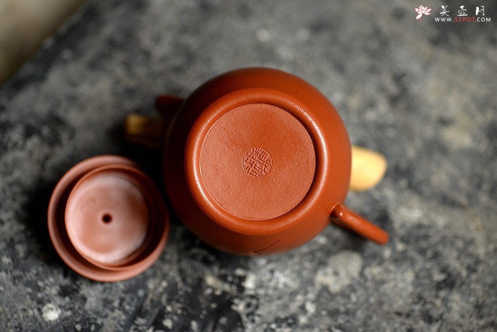 紫砂壶图片：简练素雅 高旭峰款 线条流畅 全手朱泥静月 许频频装饰 - 宜兴紫砂壶网