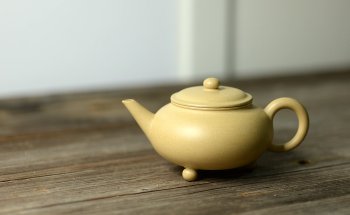 紫砂壶图片： 饱满素雅  温润如玉 全手三足水平  - 宜兴紫砂壶网