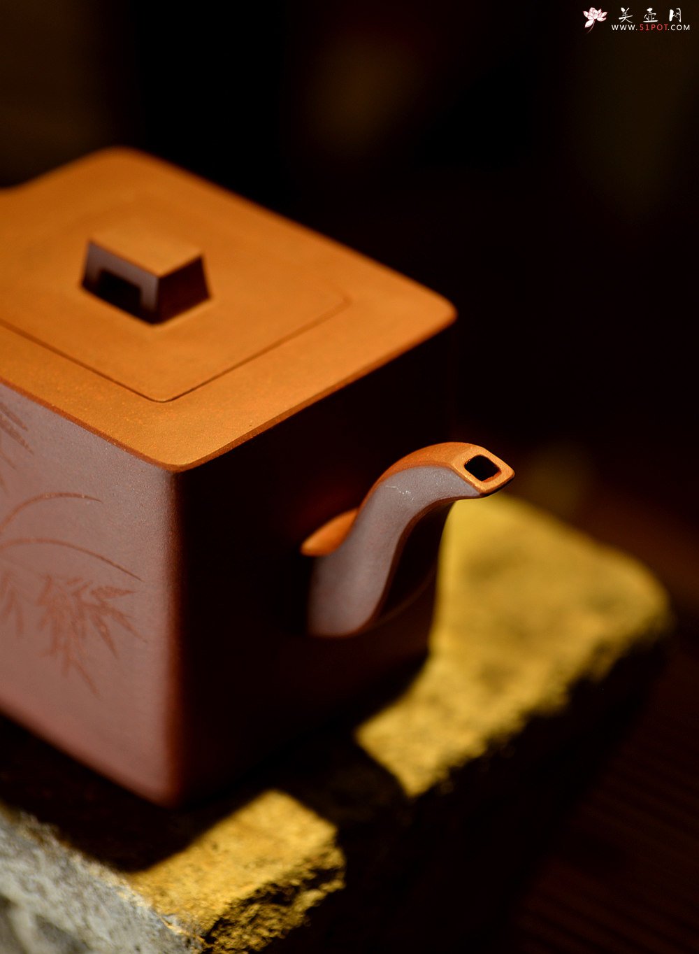紫砂壶图片：许浒甲午年力作 全手工玉鼎四方 大品重器 雄厚古朴 单片拍打  - 宜兴紫砂壶网