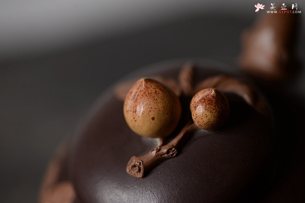 紫砂壶图片：原创作品 孙伟强张新亚合作 寿桃 饱满大气 贴叶精湛 - 宜兴紫砂壶网