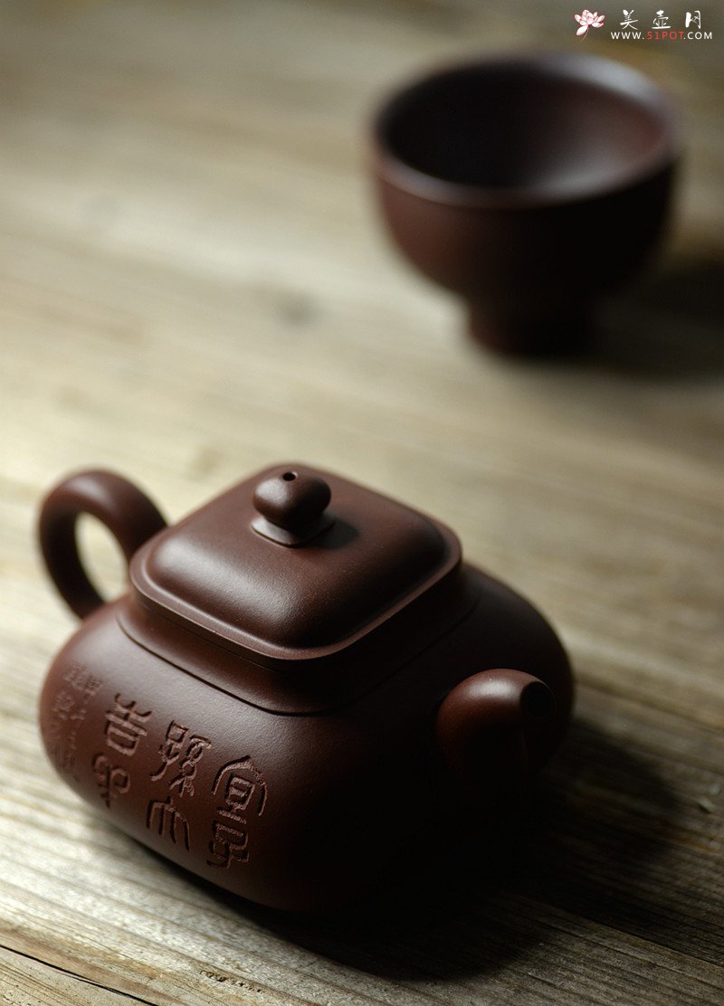 紫砂壶图片：何卫枫全手作品  张听刚装饰 古朴敦厚~ 荆泉四方 - 宜兴紫砂壶网