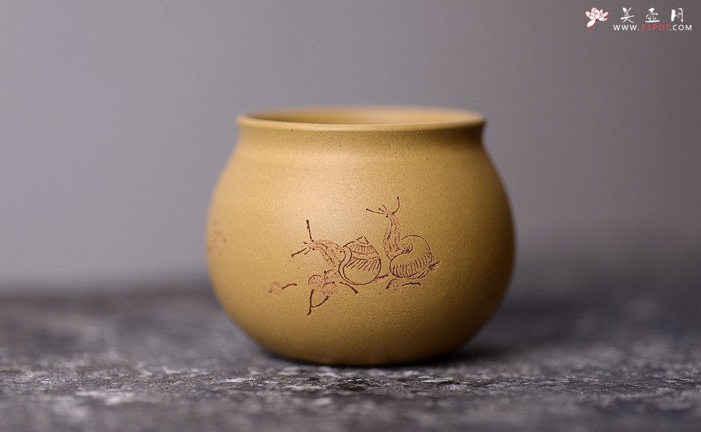 紫砂壶图片：曲峰闻香杯 原矿本山绿泥 刻绘蜗牛 - 宜兴紫砂壶网