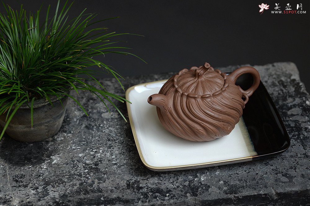 紫砂壶图片：流动的线条 沧桑古朴 岁月波纹~ 柏语 孙伟强张新亚作品 - 宜兴紫砂壶网