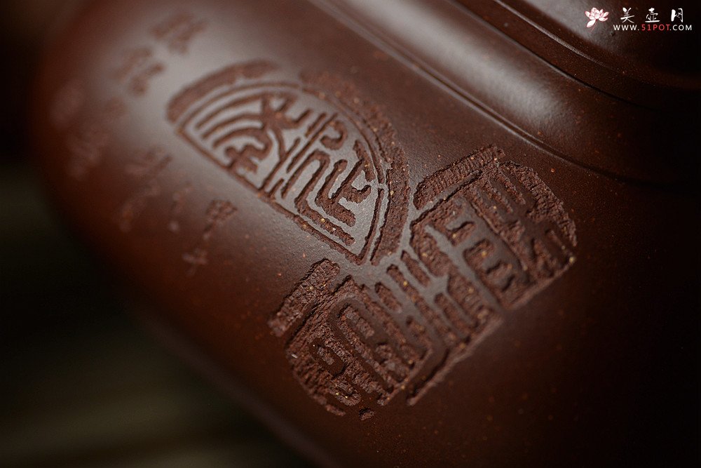 紫砂壶图片：何卫枫全手作品  张听刚装饰 古朴敦厚~ 荆泉四方 - 宜兴紫砂壶网