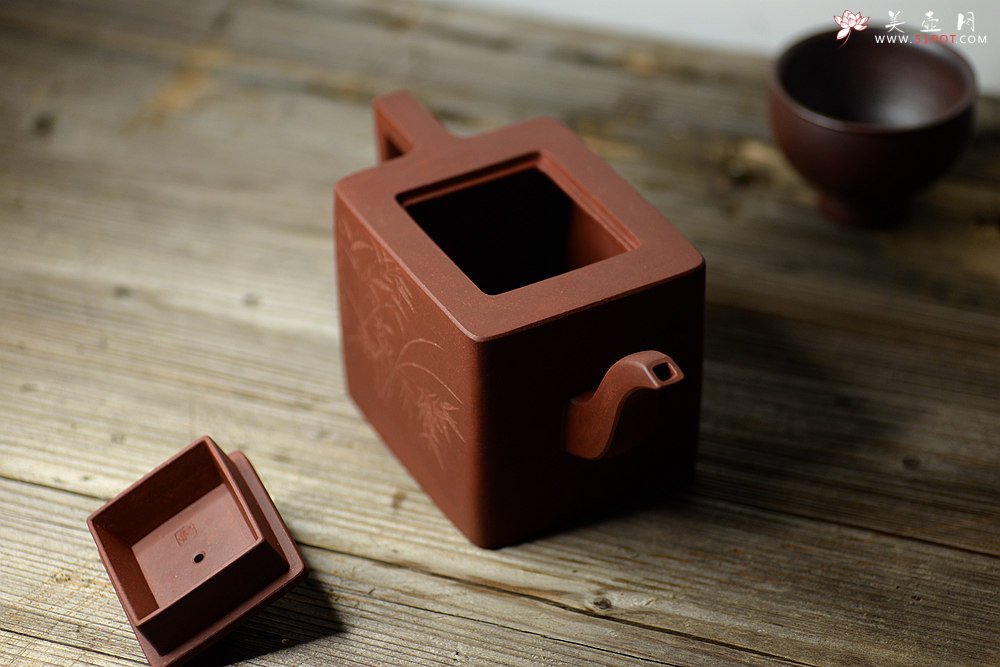 紫砂壶图片：许浒甲午年力作 全手工玉鼎四方 大品重器 雄厚古朴 单片拍打  - 宜兴紫砂壶网