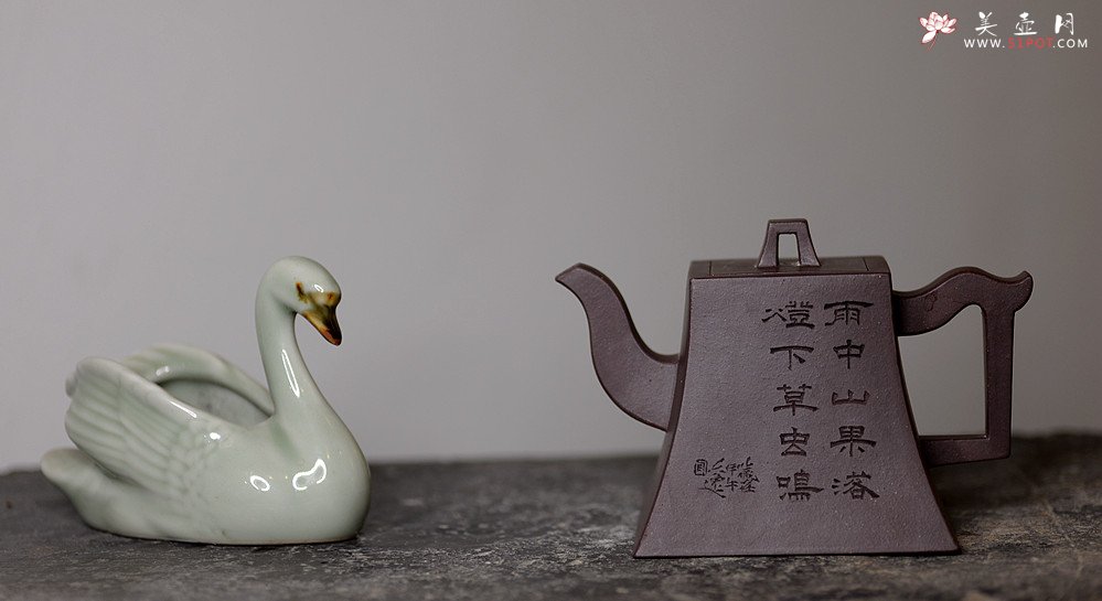 紫砂壶图片：优质紫泥方鈡 壶势巍巍 古朴典雅  全手镶片 - 宜兴紫砂壶网