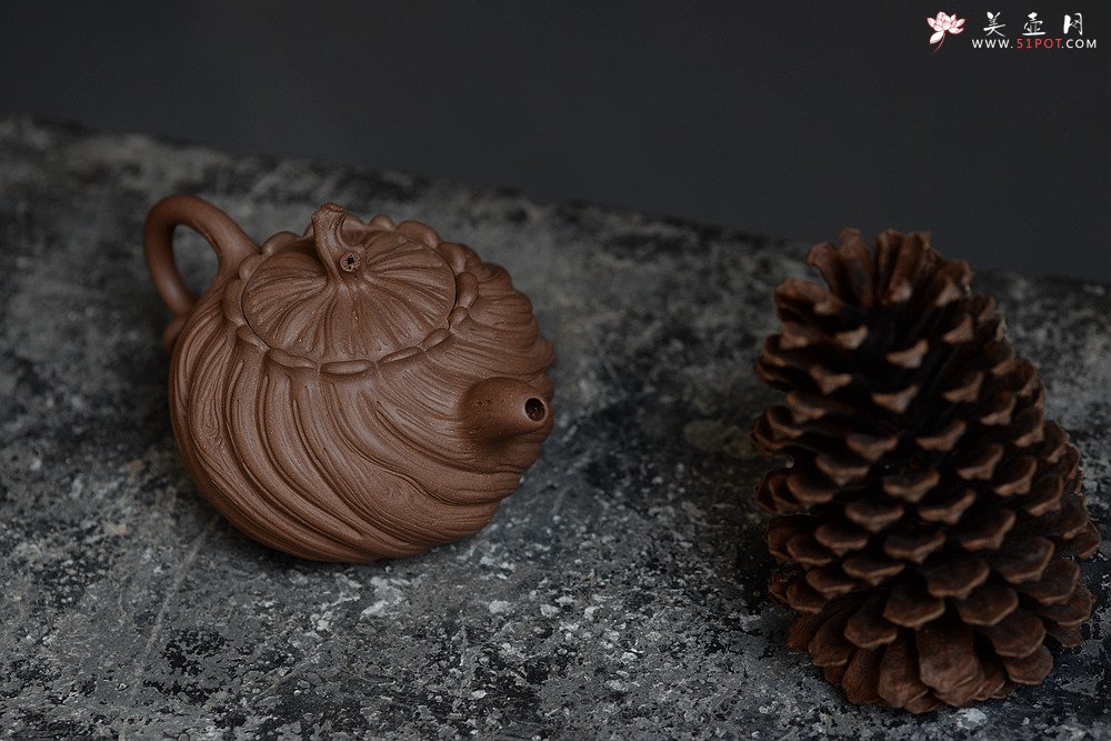 紫砂壶图片：流动的线条 沧桑古朴 岁月波纹~ 柏语 孙伟强张新亚作品 - 宜兴紫砂壶网