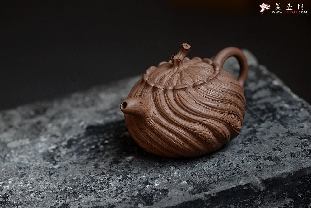 紫砂壶图片：流动的线条 沧桑古朴 岁月波纹~ 柏语 孙伟强张新亚作品 - 宜兴紫砂壶网