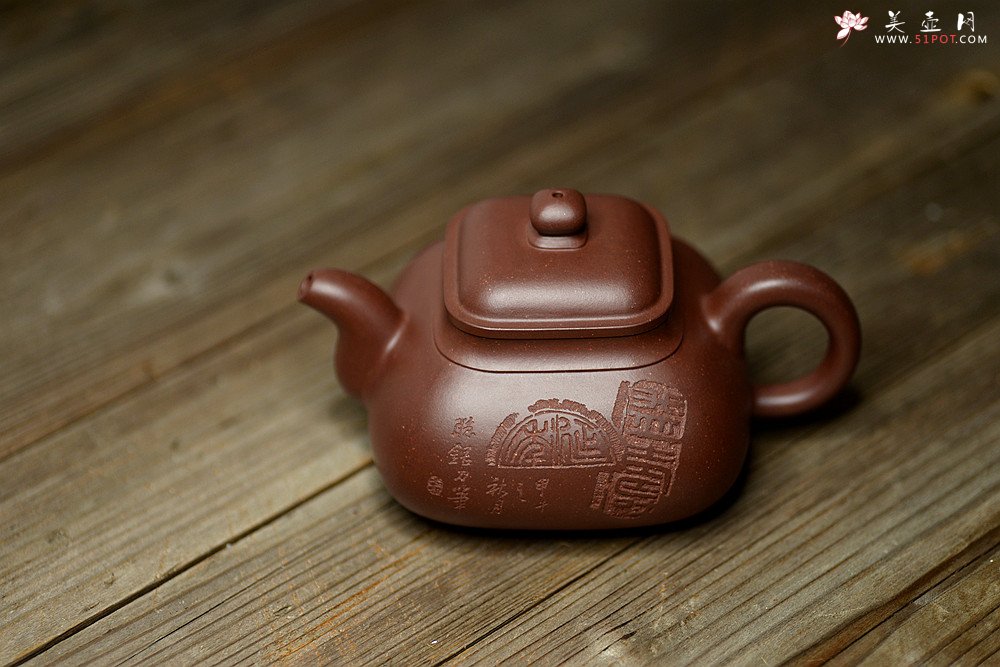 紫砂壶图片：何卫枫全手作品  张听刚装饰 古朴敦厚~ 荆泉四方 - 宜兴紫砂壶网
