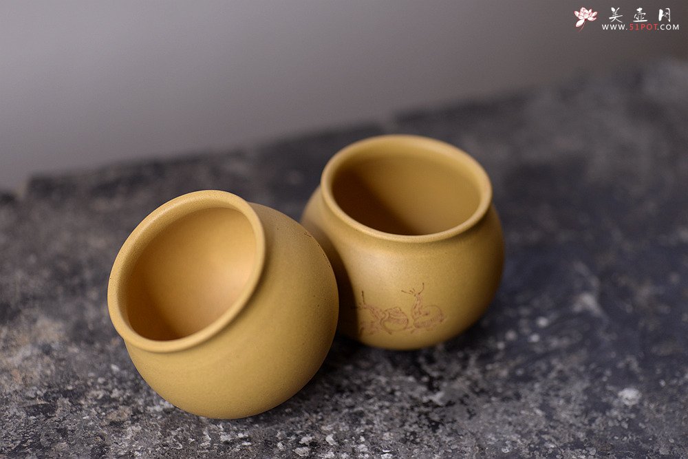 紫砂壶图片：曲峰闻香杯 原矿本山绿泥 刻绘蜗牛 - 宜兴紫砂壶网