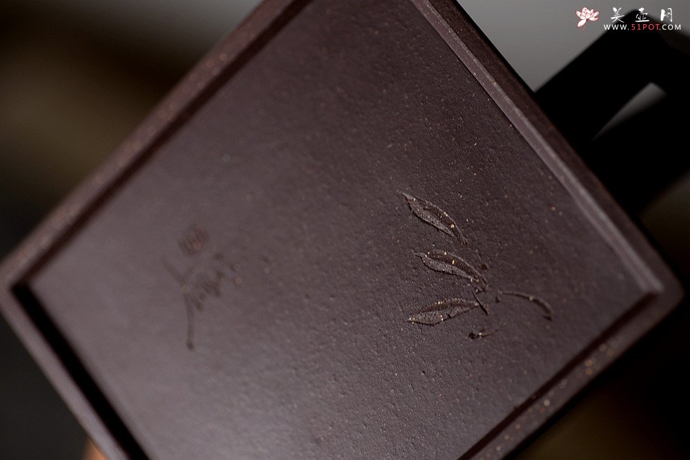 紫砂壶图片：优质紫泥方鈡 壶势巍巍 古朴典雅  全手镶片 - 宜兴紫砂壶网