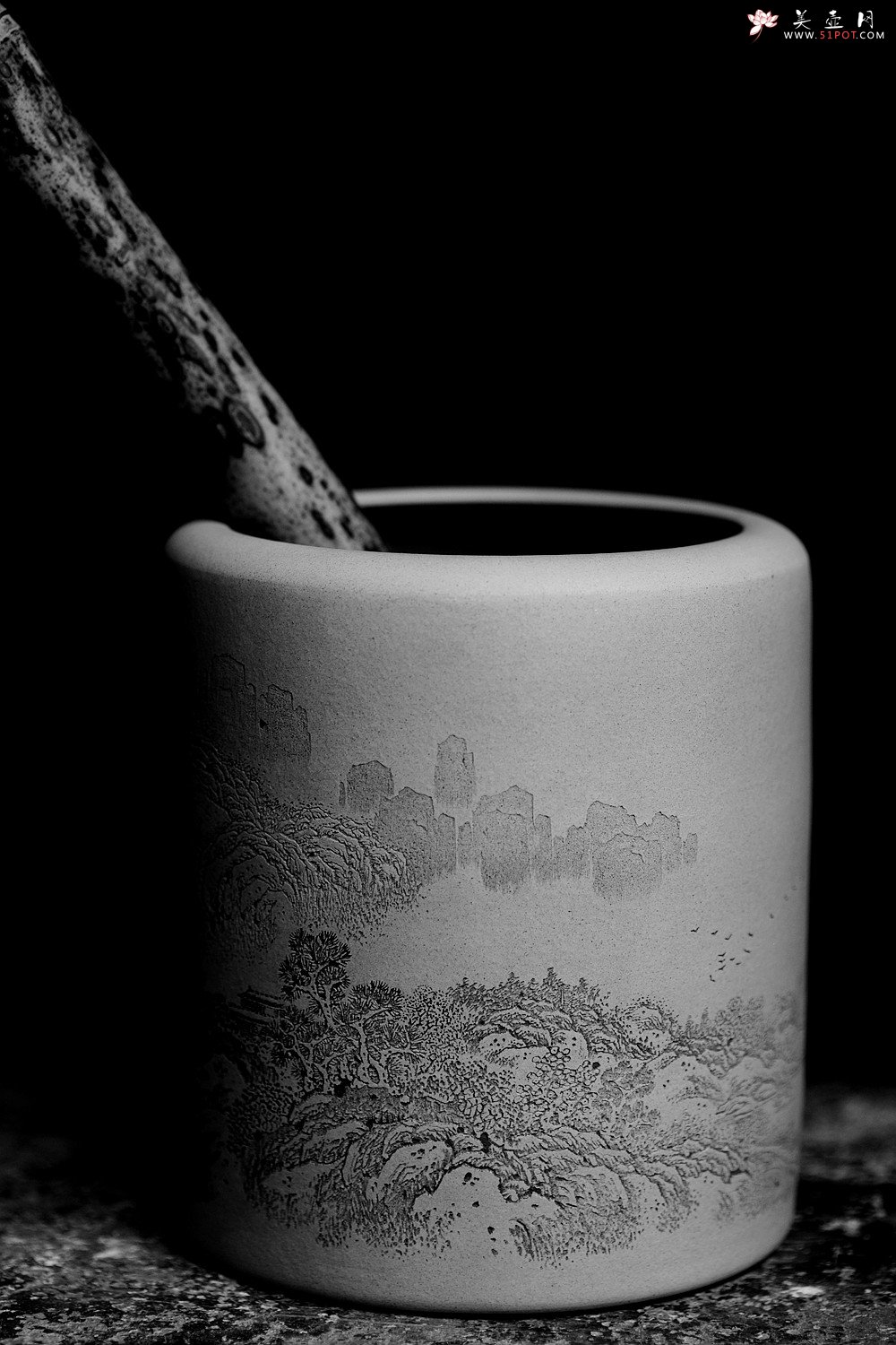 紫砂壶图片：李彦雄老师获奖作品一 山水笔筒 - 宜兴紫砂壶网