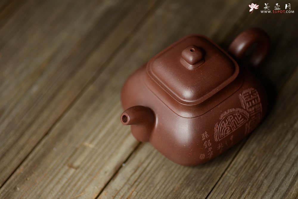 紫砂壶图片：何卫枫全手作品  张听刚装饰 古朴敦厚~ 荆泉四方 - 宜兴紫砂壶网