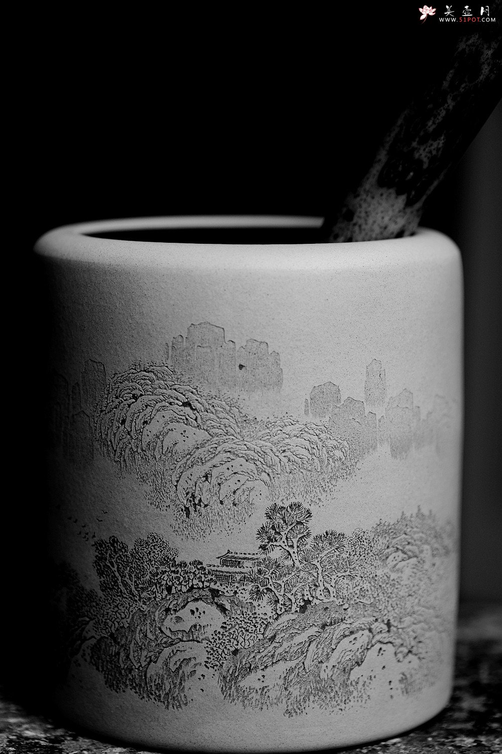 紫砂壶图片：李彦雄老师获奖作品一 山水笔筒 - 宜兴紫砂壶网