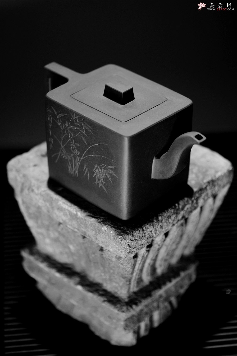 紫砂壶图片：许浒甲午年力作 全手工玉鼎四方 大品重器 雄厚古朴 单片拍打  - 宜兴紫砂壶网