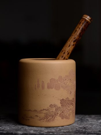 紫砂壶图片：李彦雄老师获奖作品一 山水笔筒 - 宜兴紫砂壶网