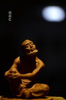 紫砂壶图片：全手雕塑 栩栩如生 精品养心罗汉 - 宜兴紫砂壶网