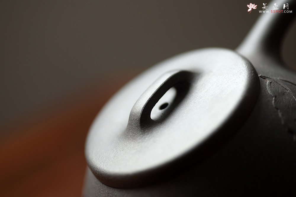 紫砂壶图片：周斌新作 知秋精炼刀法 蕉阴浓处烹新茶 全手大口石瓢 - 宜兴紫砂壶网