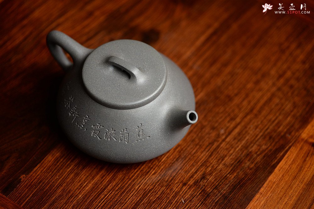 紫砂壶图片：周斌新作 知秋精炼刀法 蕉阴浓处烹新茶 全手大口石瓢 - 宜兴紫砂壶网