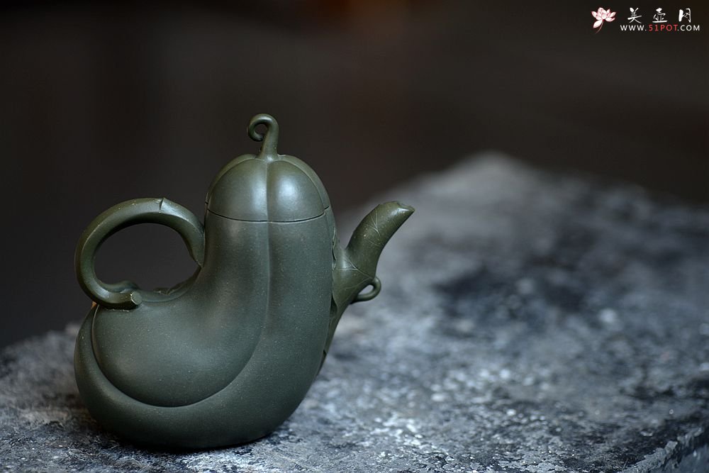 紫砂壶图片：田园之乐~写生造型 涌动的气韵 丝瓜 孙伟强张新亚合作原创作品 - 宜兴紫砂壶网