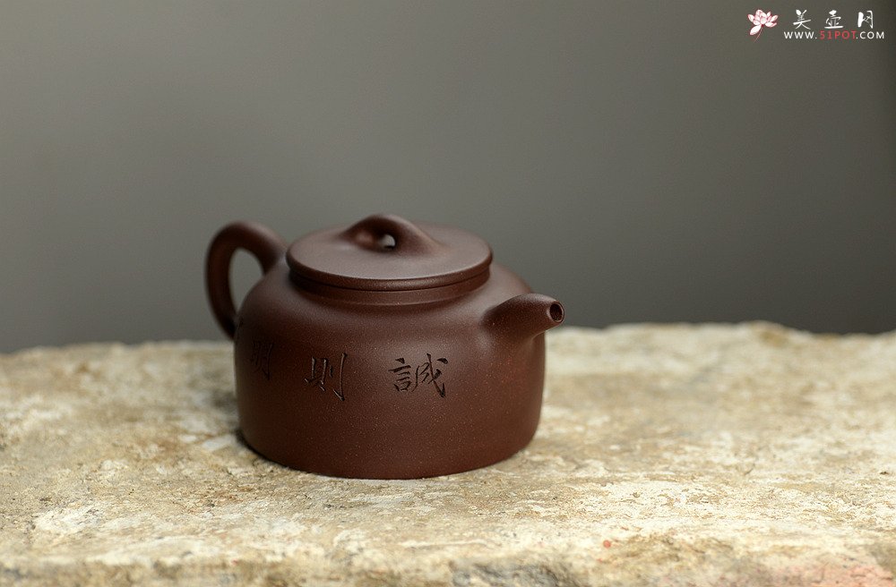 紫砂壶图片：徐亚春年终之作 全手平盖莲子 传统实用器形 陆逸舟刻梅~ - 宜兴紫砂壶网