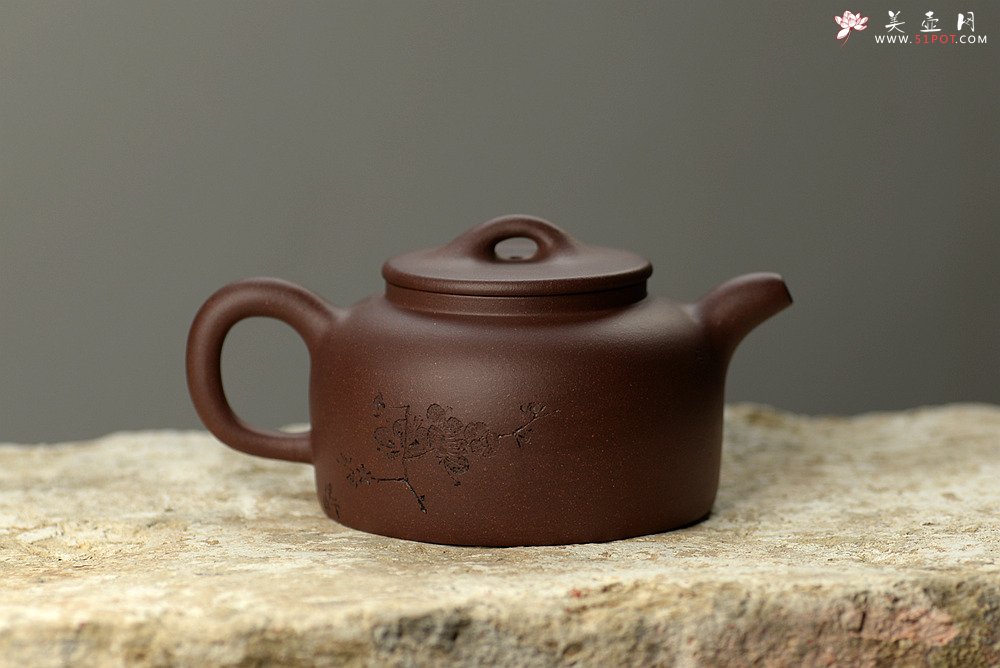 紫砂壶图片：徐亚春年终之作 全手平盖莲子 传统实用器形 陆逸舟刻梅~ - 宜兴紫砂壶网