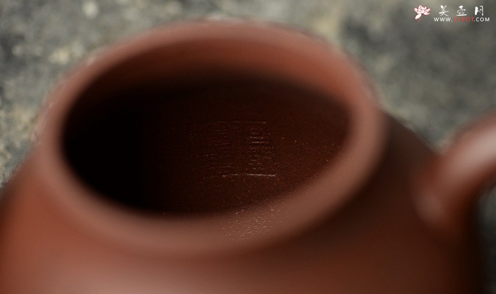 紫砂壶图片：文雅十足 李彦雄精心装饰 传统经典  全手老味思亭 - 宜兴紫砂壶网