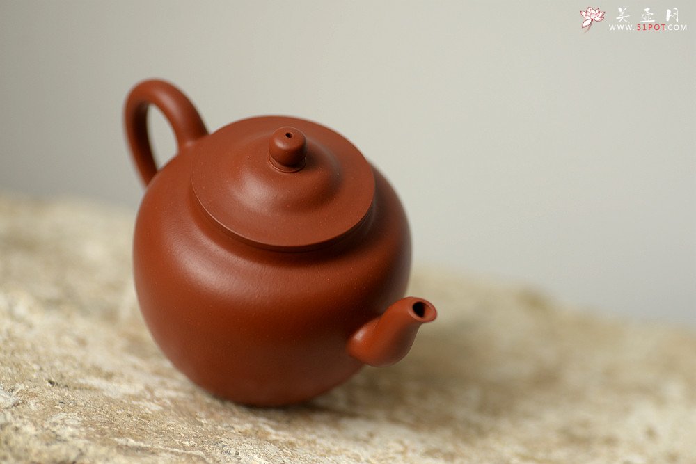 紫砂壶图片：曲峰精工力作 线条流畅  娇艳可人 朱泥笠帽 - 宜兴紫砂壶网