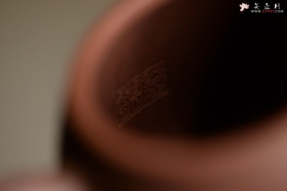 紫砂壶图片：高路刻绘 冬日普洱利器~ 全手漱玉 高温紫泥 高俊挺拔 - 宜兴紫砂壶网