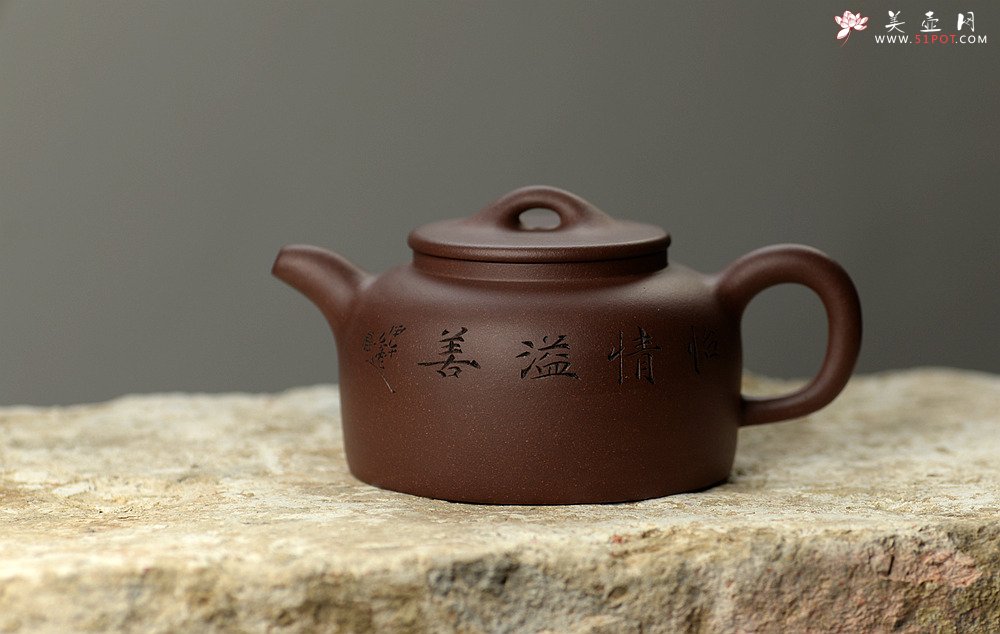 紫砂壶图片：徐亚春年终之作 全手平盖莲子 传统实用器形 陆逸舟刻梅~ - 宜兴紫砂壶网